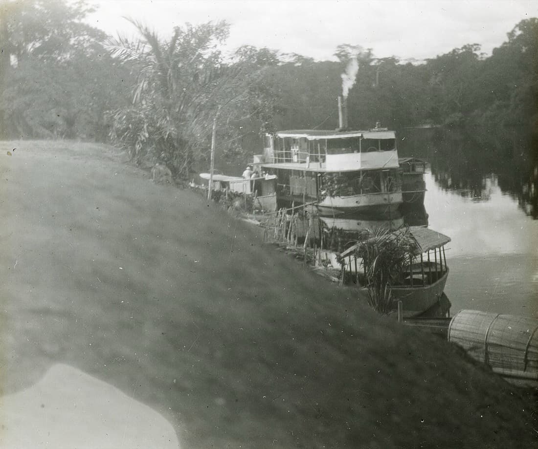 Le vapeur à aubes « Livingstone » amarré à Baringa, sur le bassin du Congo, entre 1900 et 1915.