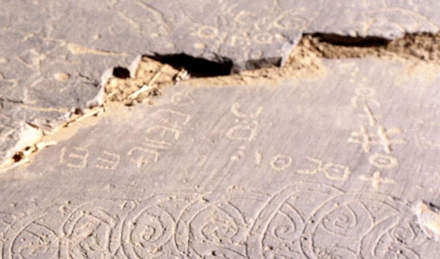 Inscriptions en tifinagh gravées dans la roche, en Algérie.
